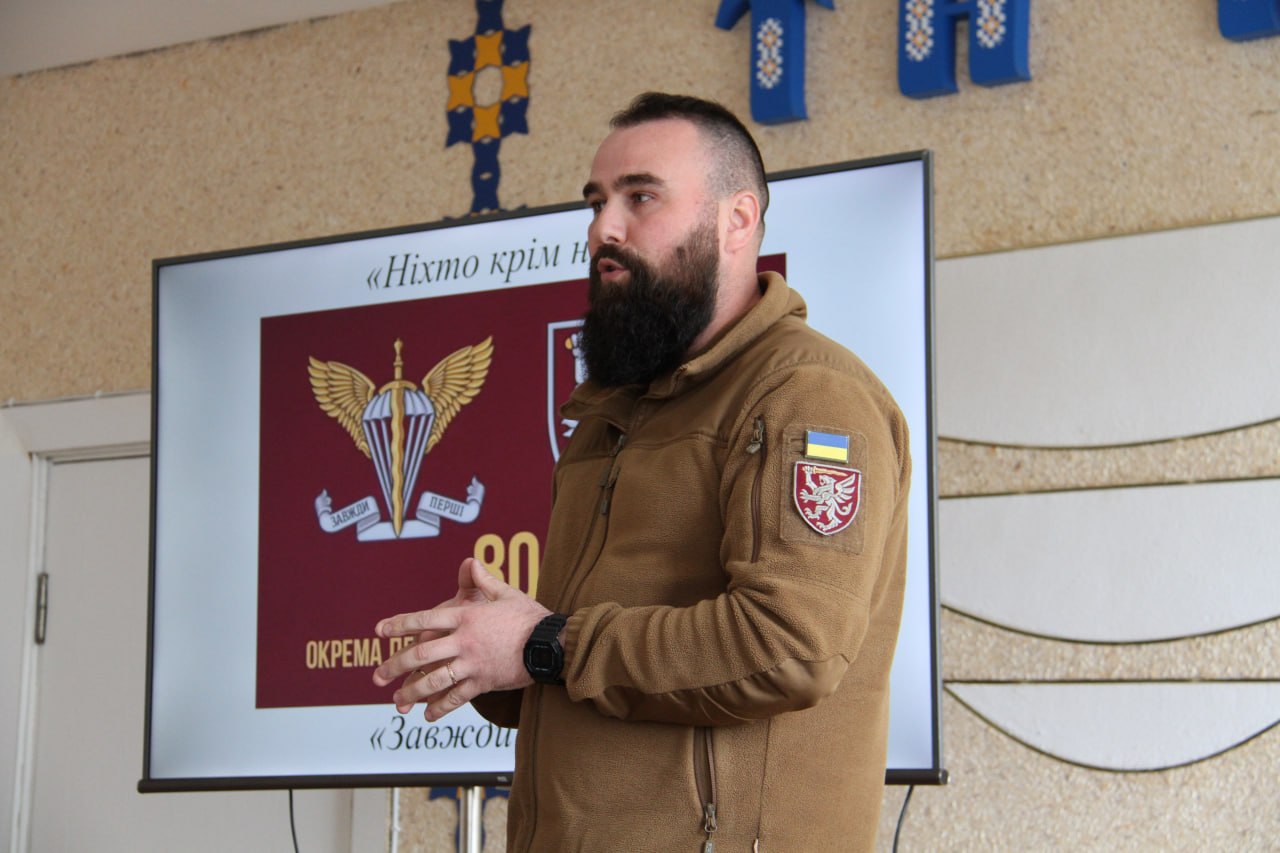 Odyn z predstavnykiv bryhady pid chas vystupu